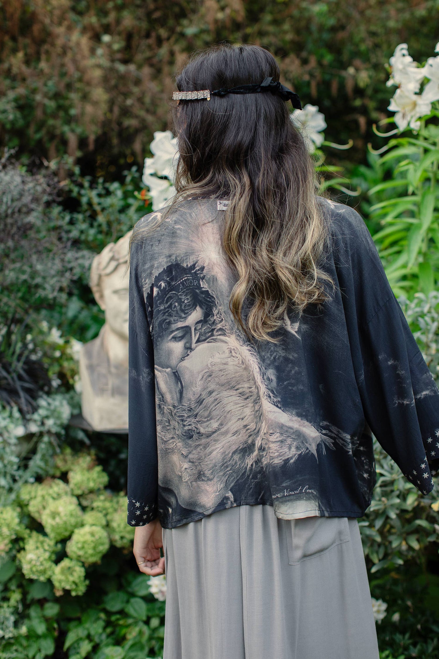 Love Conquers Kurz geschnittene Kimono-Strickjacke aus Bambus Market of Stars