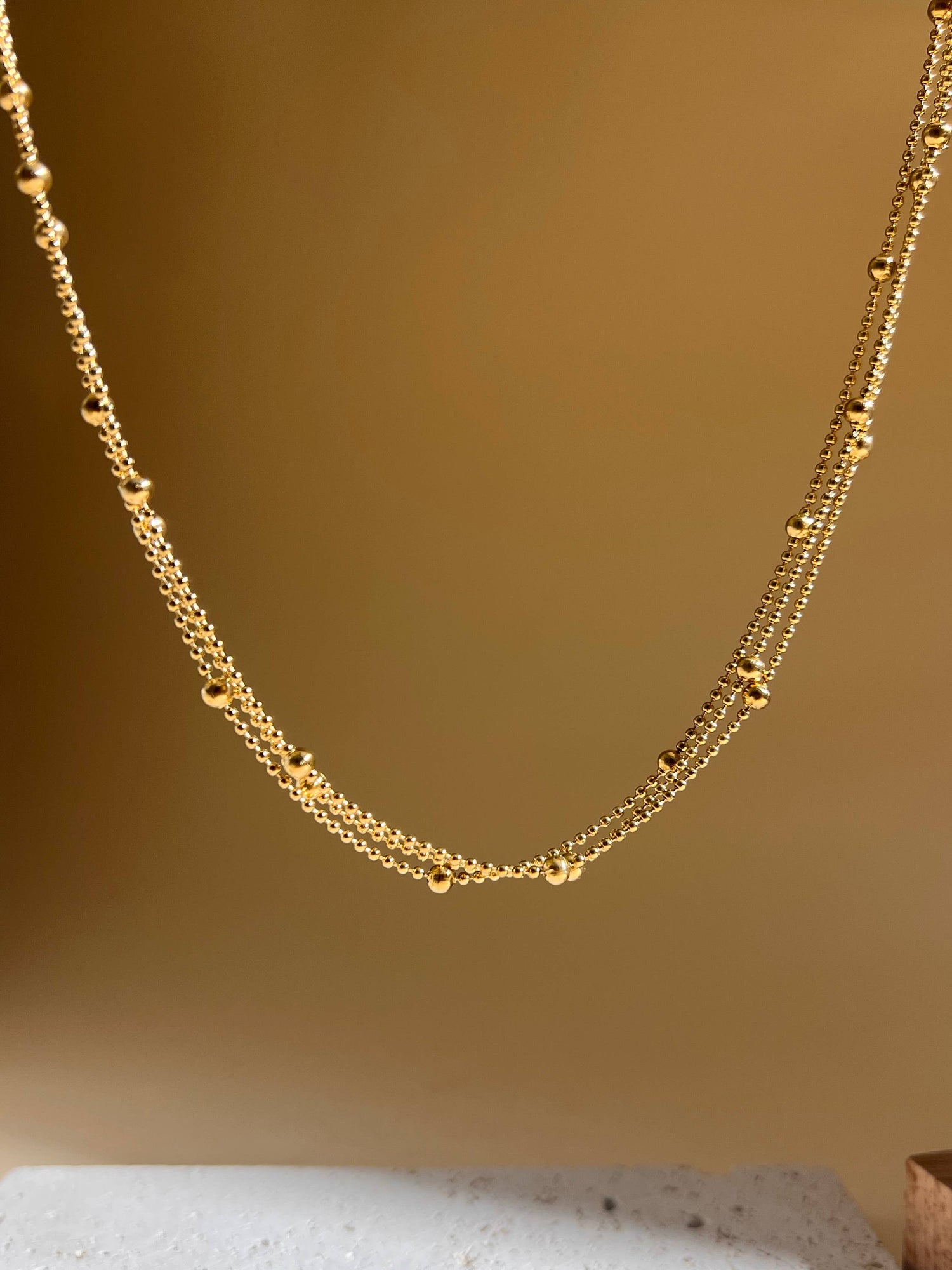 Dreireihige goldene Halskette mit feinen Kugelketten aus Edelstahl, 18K vergoldet