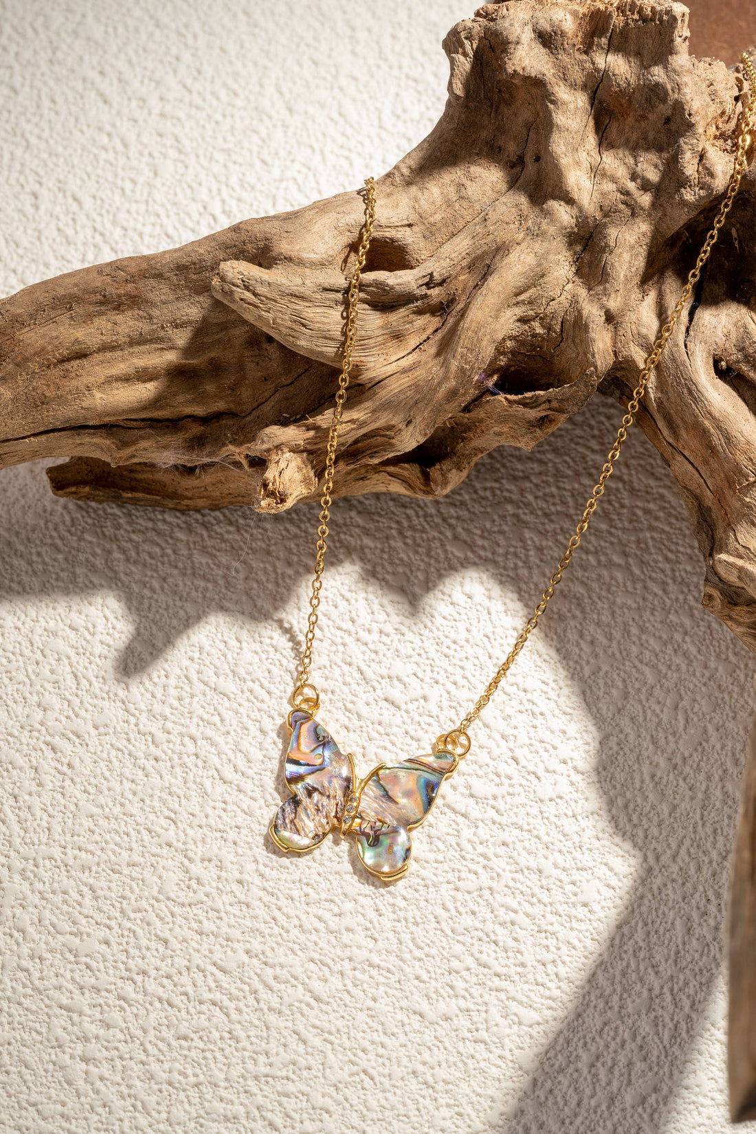 Vergoldete Edelstahlkette mit schimmerndem Schmetterlingsanhänger im Abalone-Look, filigraner Schmuck mit Sommerflair