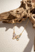 Vergoldete Edelstahlkette mit schimmerndem Schmetterlingsanhänger im Abalone-Look, filigraner Schmuck mit Sommerflair
