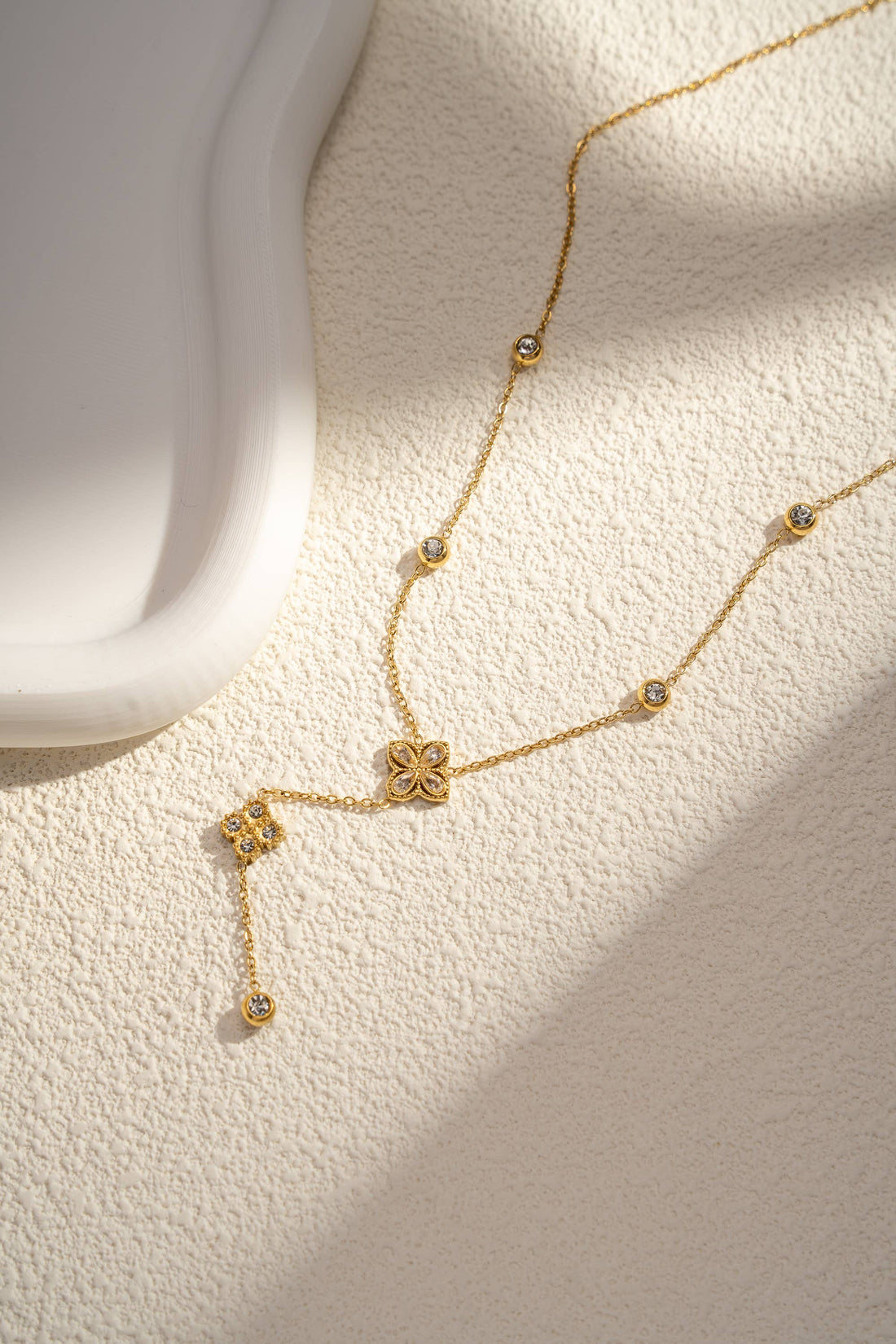 Zarte Halskette mit Blütenanhänger und Zirkonia-Steinen, 18K vergoldeter Edelstahl