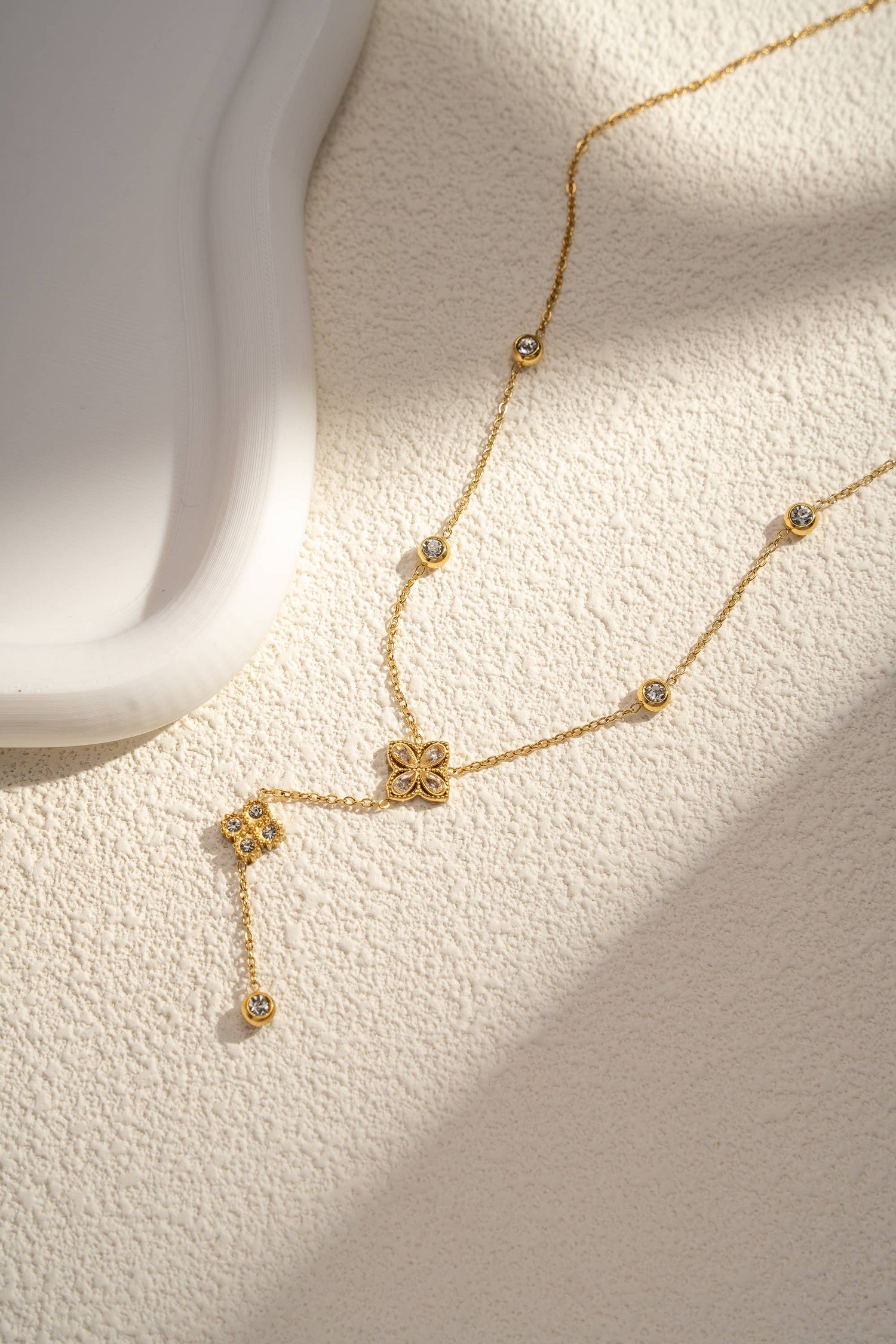 Zarte Halskette mit Blütenanhänger und Zirkonia-Steinen, 18K vergoldeter Edelstahl