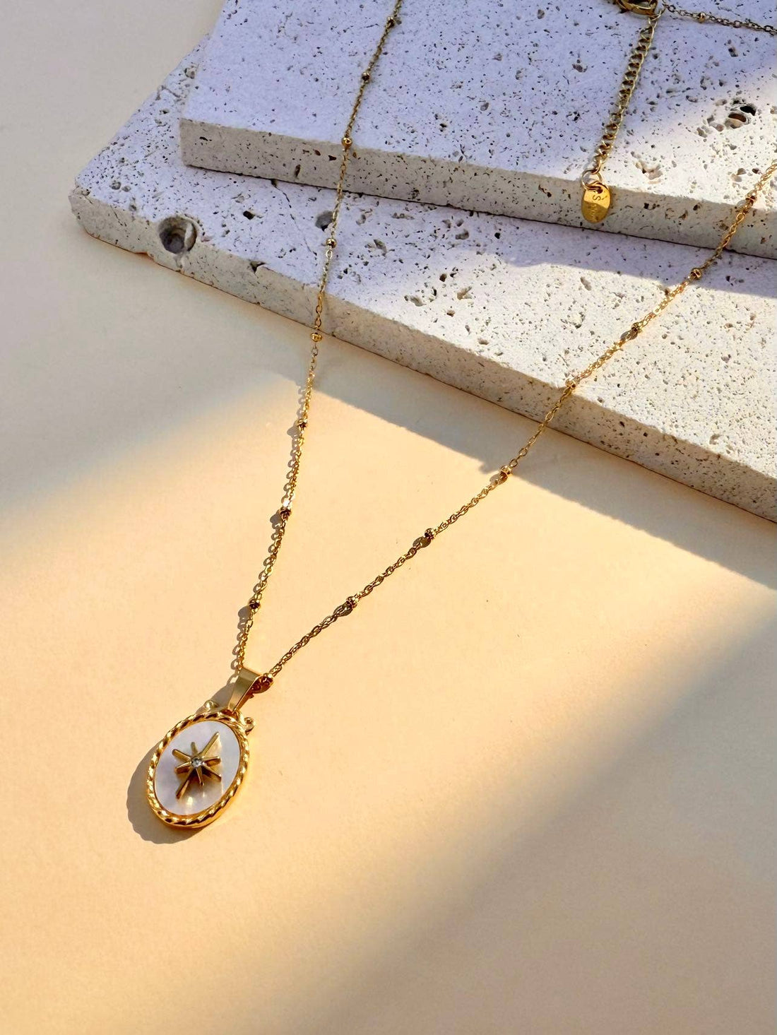 Goldene Kette mit ovalem Medaillon, Sternsymbol und Perlmutteinlage – hochwertiger Schmuck aus Edelstahl, 18K vergoldet, wasserfest