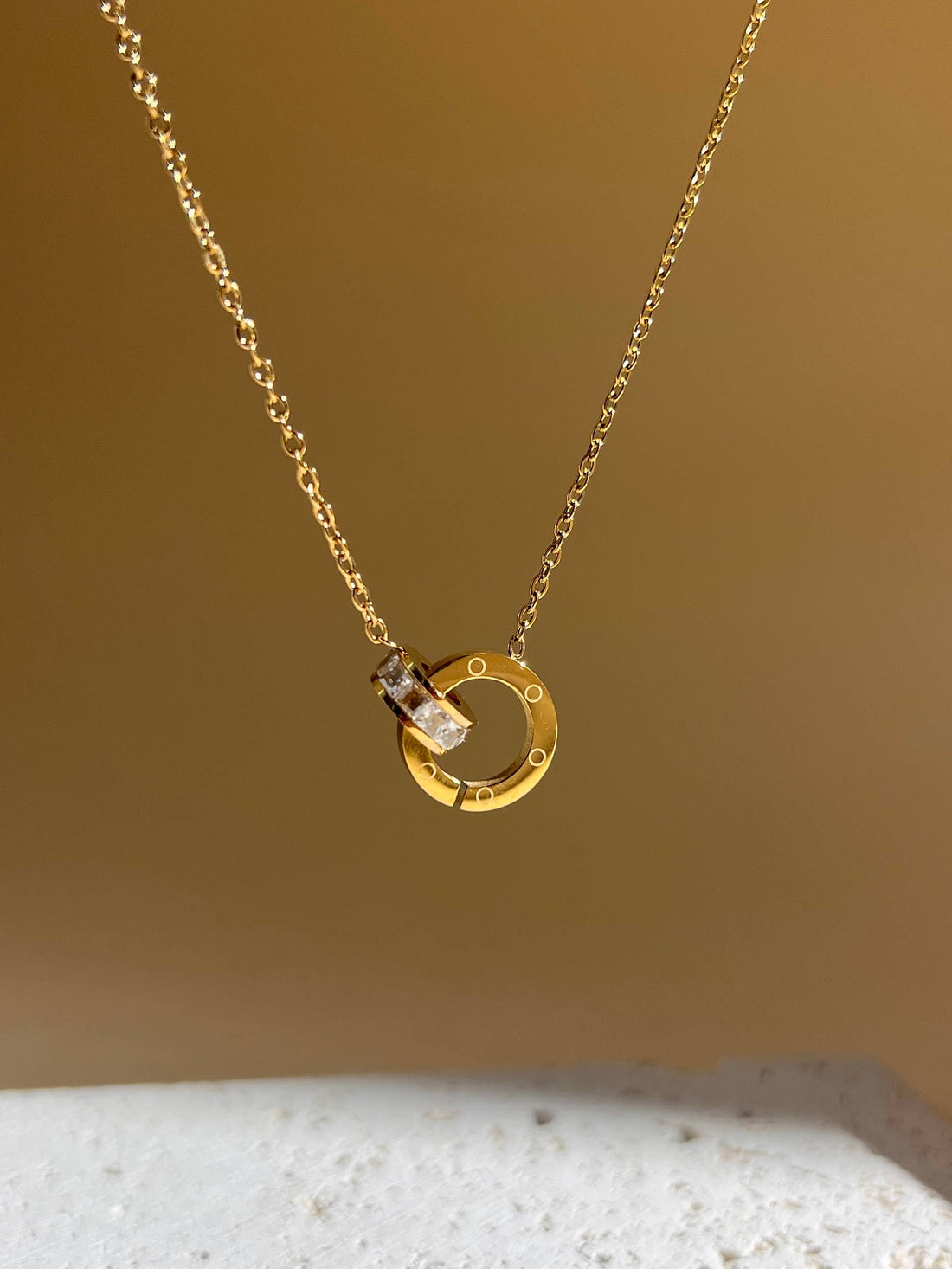 Feine goldene Kette mit rundem Anhänger und Zirkonia-Ring, Edelstahl 18K vergoldet