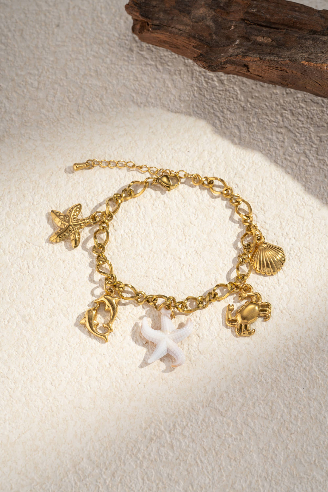 Charm-Armband mit Meeresmotiven wie Seestern, Muschel, Krabbe und Delfinen, goldfarben, Edelstahl 18K vergoldet, maritimer Schmuck für Damen