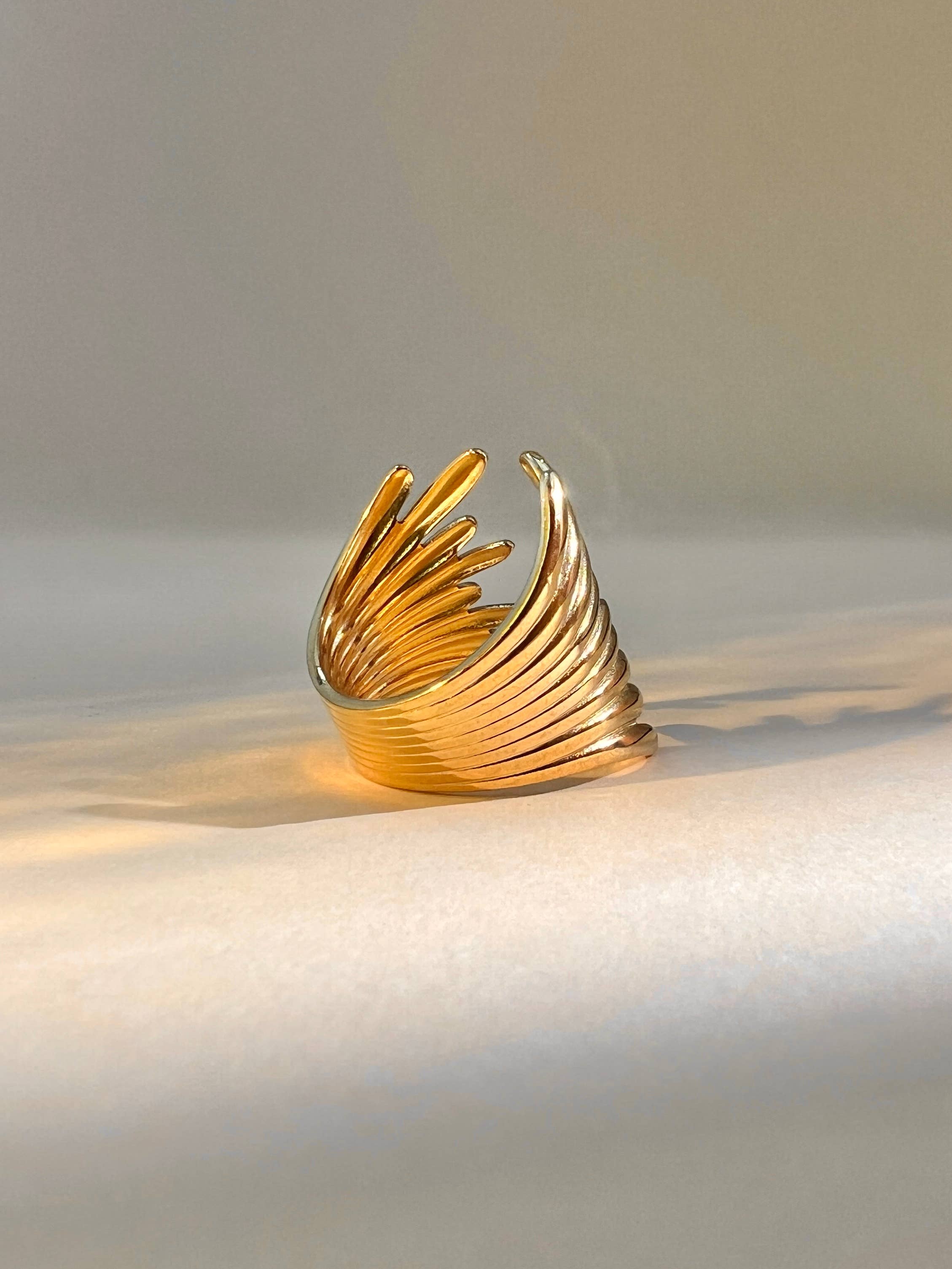 Vergoldeter Ring mit Flügelstruktur, offenes Design, größenverstellbar, Edelstahl 18K, auffälliger Statement-Ring für Damen