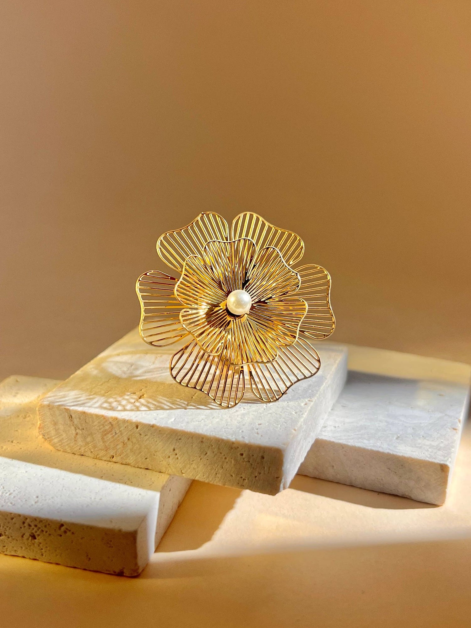 Golden Bloom – Statement-Ring aus 18K vergoldetem Edelstahl in Blütenform mit Perle, hypoallergen &amp; größenverstellbar