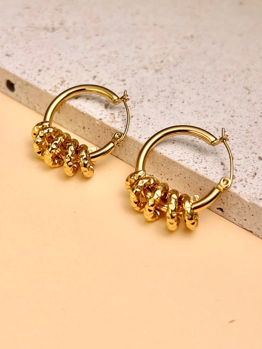 Goldene Creolen mit gehämmerten Ringen, Edelstahl 18K vergoldet, glänzend &amp; beweglich