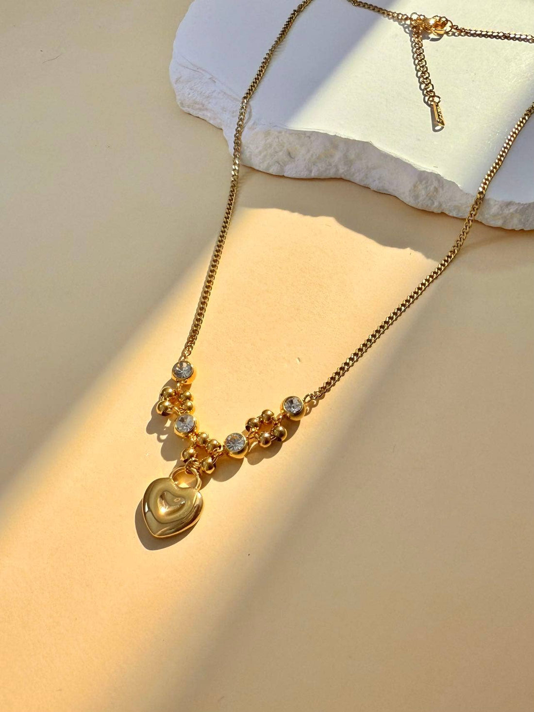 Goldene Edelstahlkette mit Herzanhänger und Zirkoniasteinen – romantisch &amp; elegant