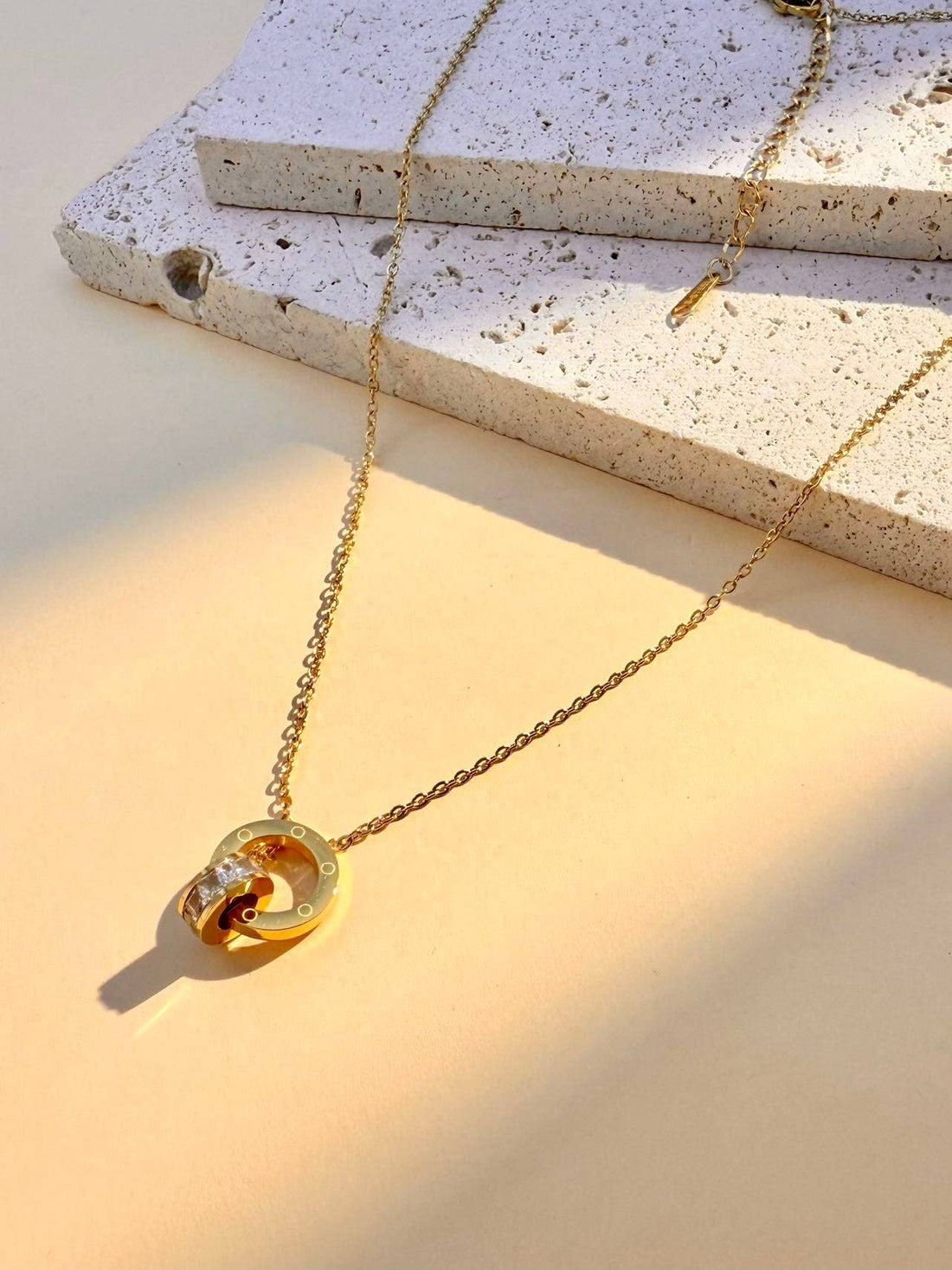 Feine goldene Kette mit rundem Anhänger und Zirkonia-Ring, Edelstahl 18K vergoldet