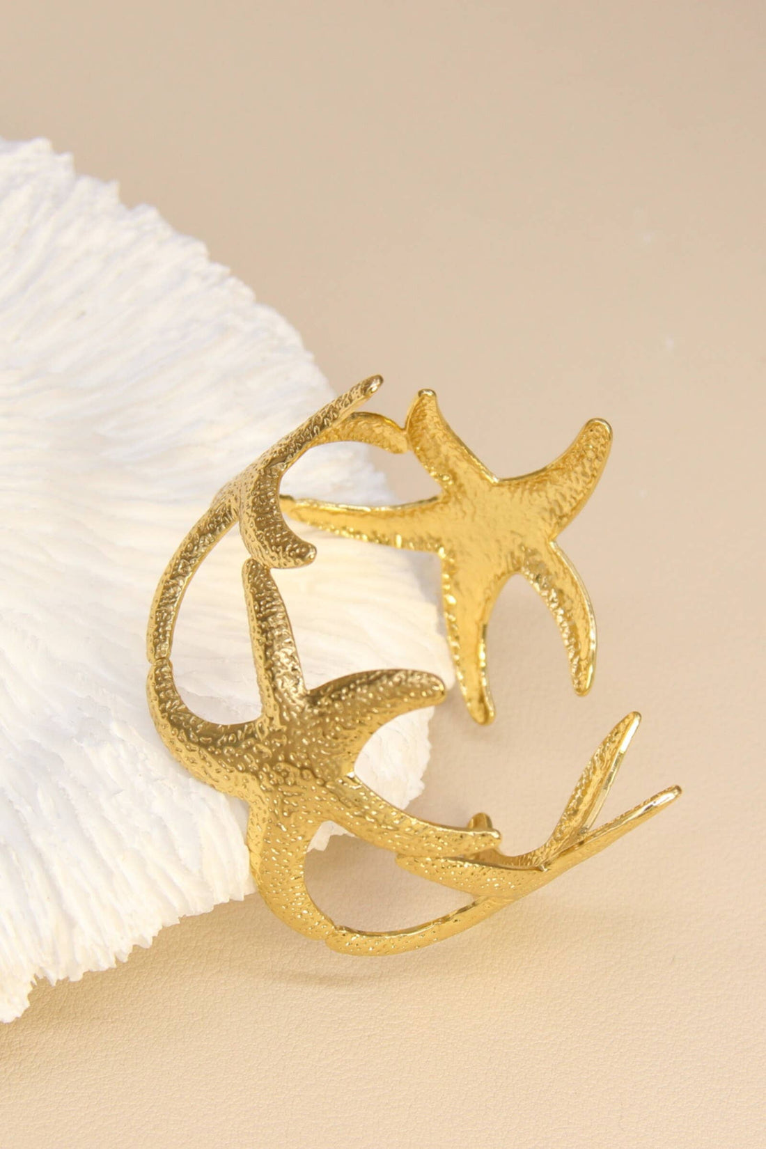 Stella Marina – Goldfarbener Armreif mit Seesternen aus 18K vergoldetem Edelstahl, wasserfest &amp; allergiefreundlich