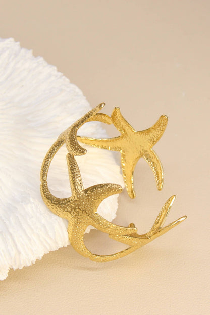 Stella Marina – Goldfarbener Armreif mit Seesternen aus 18K vergoldetem Edelstahl, wasserfest &amp; allergiefreundlich