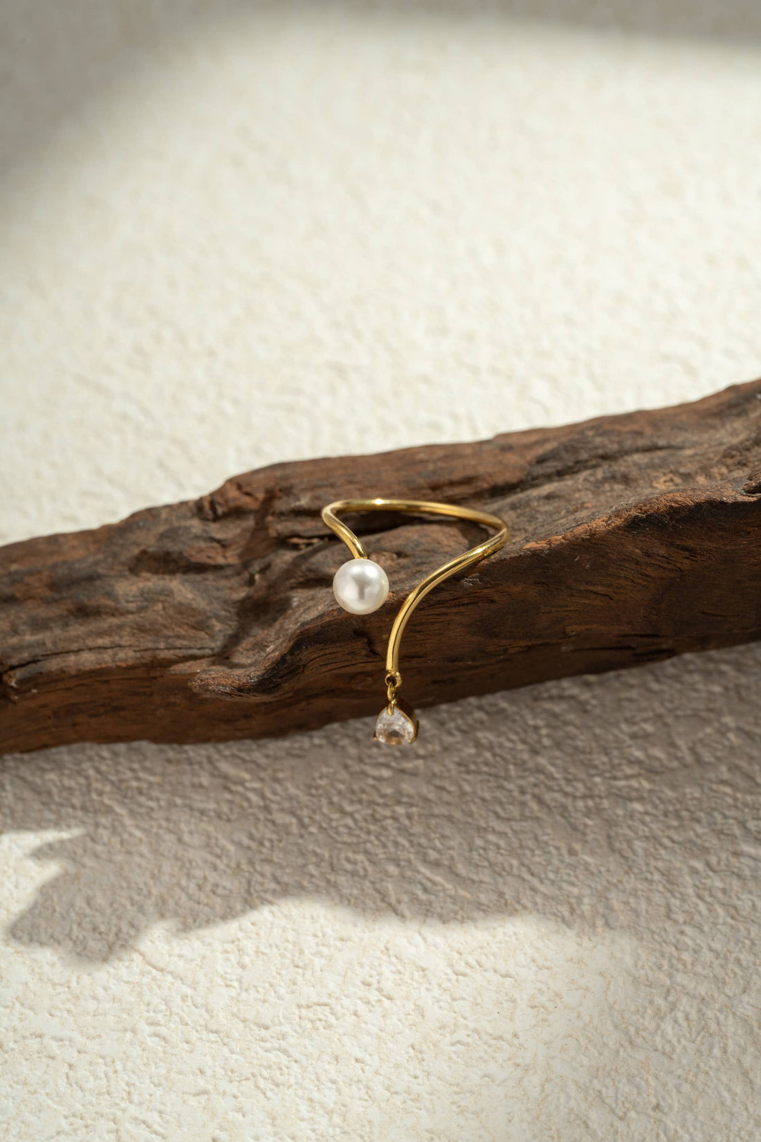Goldener, offener Edelstahlring mit Perlen- und Kristallanhänger, verstellbar, wasserfest und hypoallergen, minimalistischer Schmuck