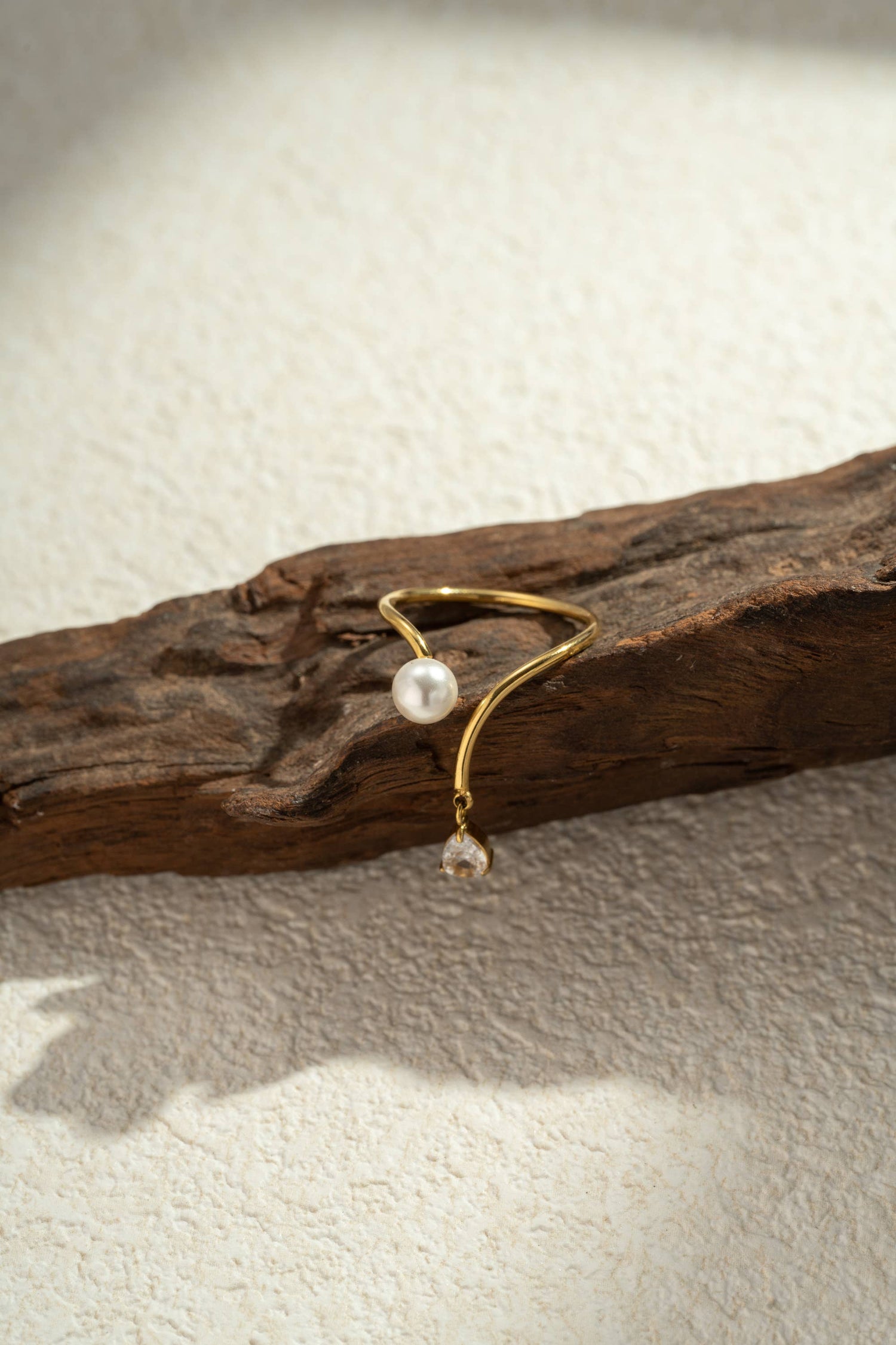 Goldener, offener Edelstahlring mit Perlen- und Kristallanhänger, verstellbar, wasserfest und hypoallergen, minimalistischer Schmuck