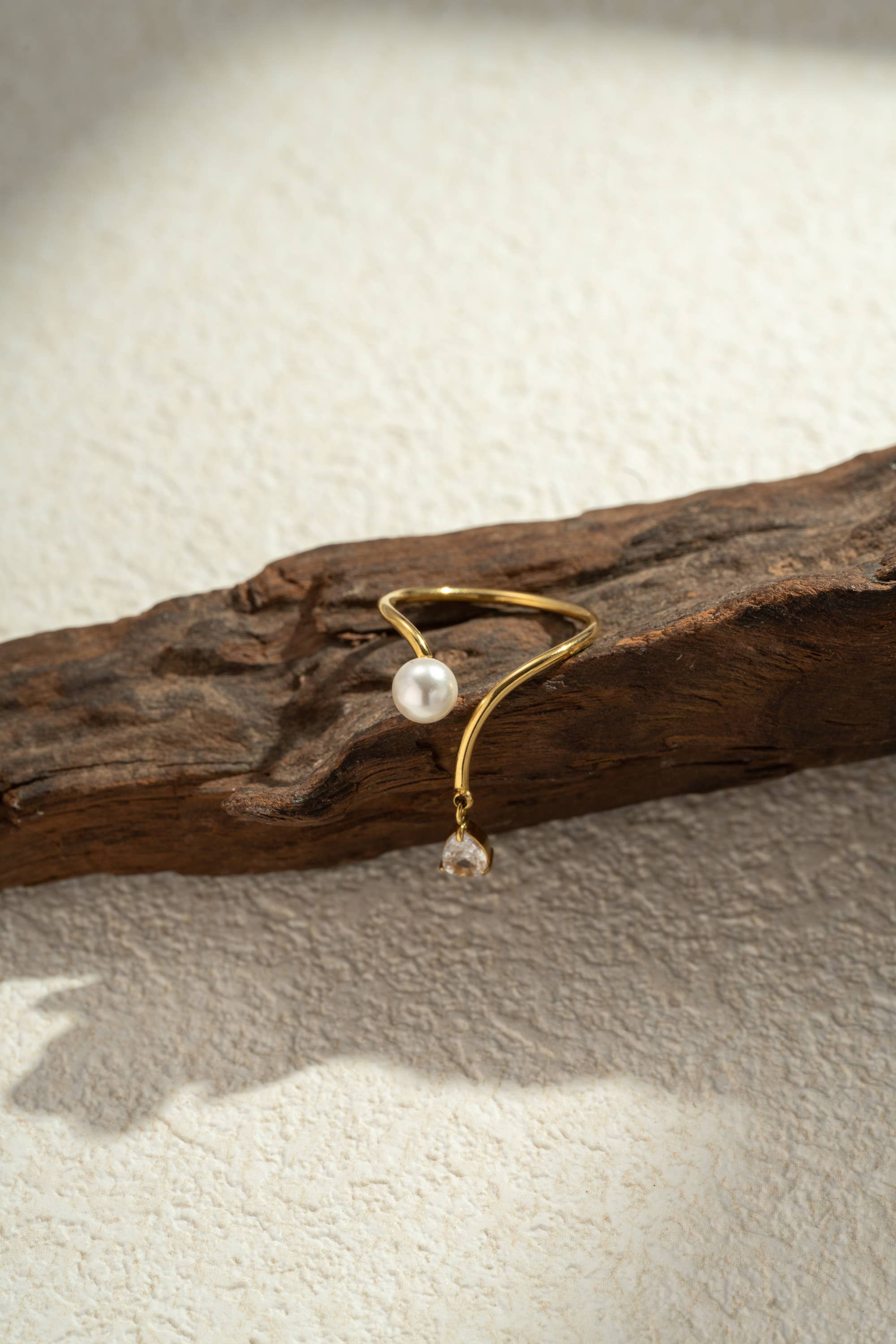 Goldener, offener Edelstahlring mit Perlen- und Kristallanhänger, verstellbar, wasserfest und hypoallergen, minimalistischer Schmuck
