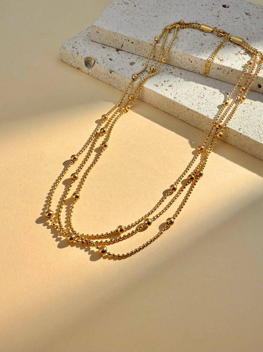 Dreireihige goldene Halskette mit feinen Kugelketten aus Edelstahl, 18K vergoldet