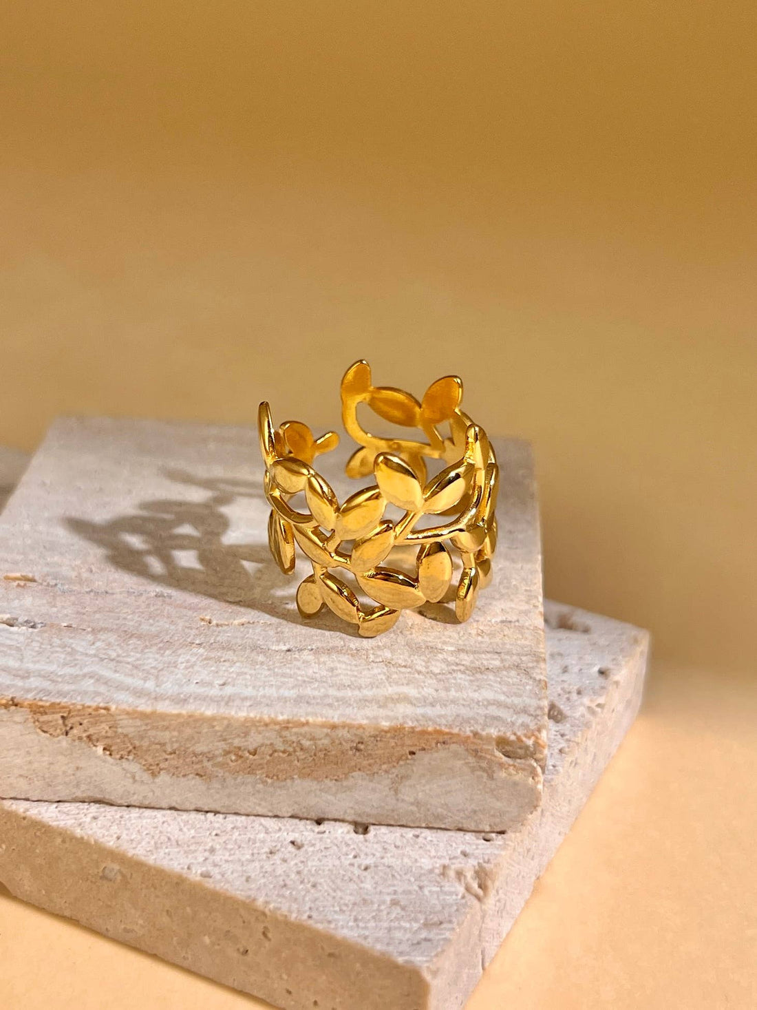 Goldfarbener Ring in Blattform aus Edelstahl, offen und größenverstellbar, 18K vergoldet, wasserfest, Boho-Stil Schmuck Damen