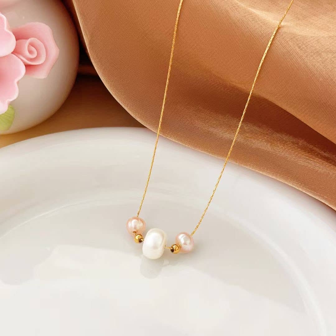 Vergoldete Edelstahlkette mit drei zarten Perlen in Rosa und Weiß, wasserfest und allergikerfreundlich, romantischer Perlenschmuck