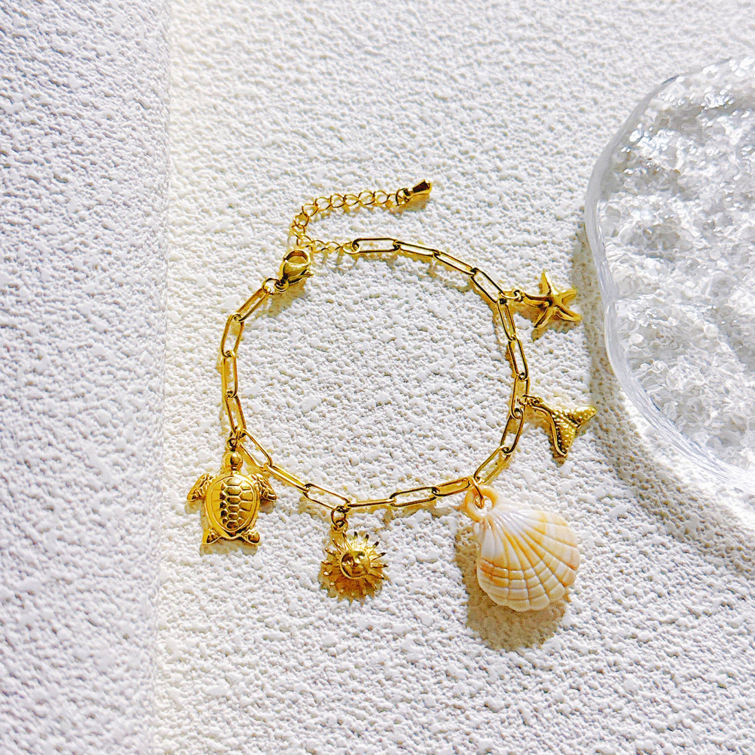Vergoldetes Armband mit maritimen Anhängern aus Edelstahl, darunter Schildkröte, Sonne, Seestern &amp; Muschel