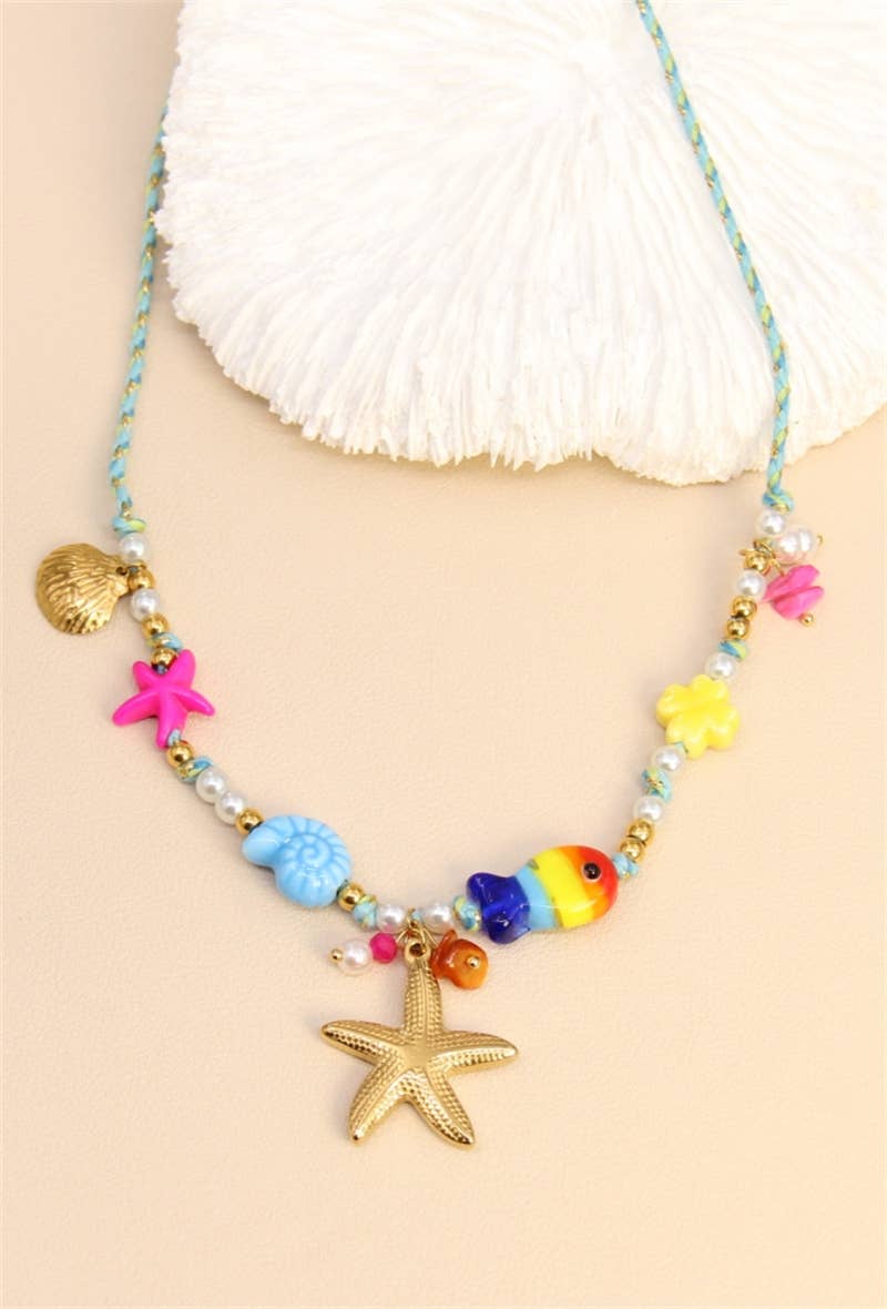 Ocean Parade – Bunte Boho-Kette mit Seestern, Regenbogenfisch, Muschel &amp; 18K vergoldeten Details
