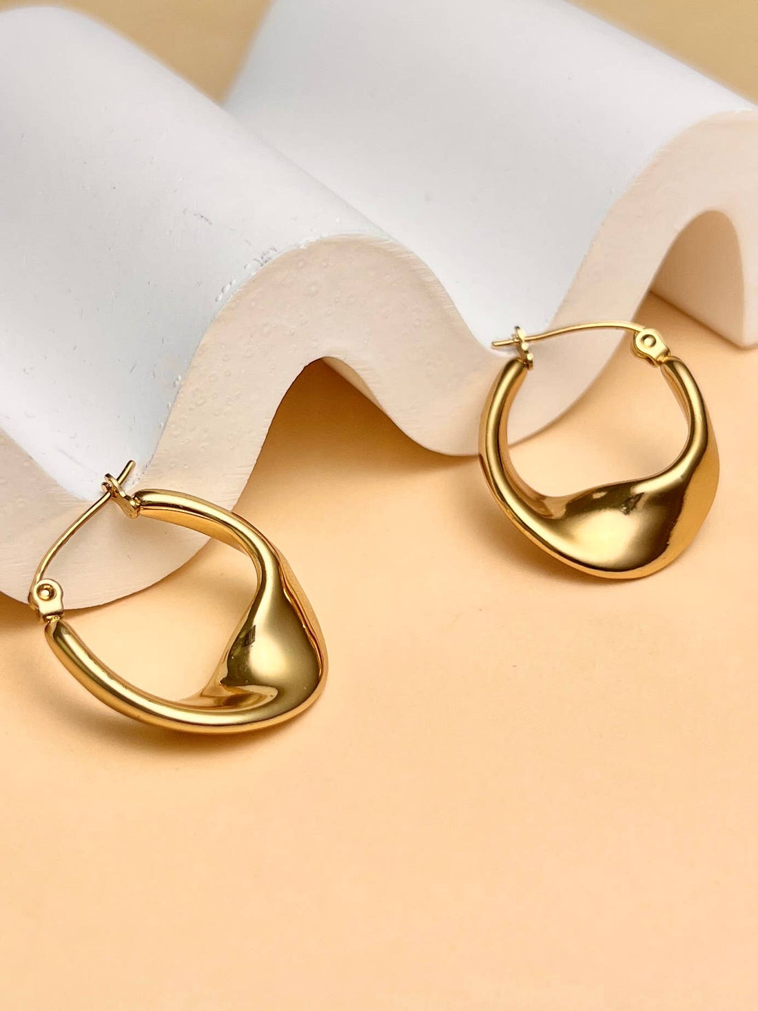 Goldene Statement-Creolen in fließender, organischer Form – eleganter Edelstahl-Schmuck, 18K vergoldet, nickel- und schadstofffrei