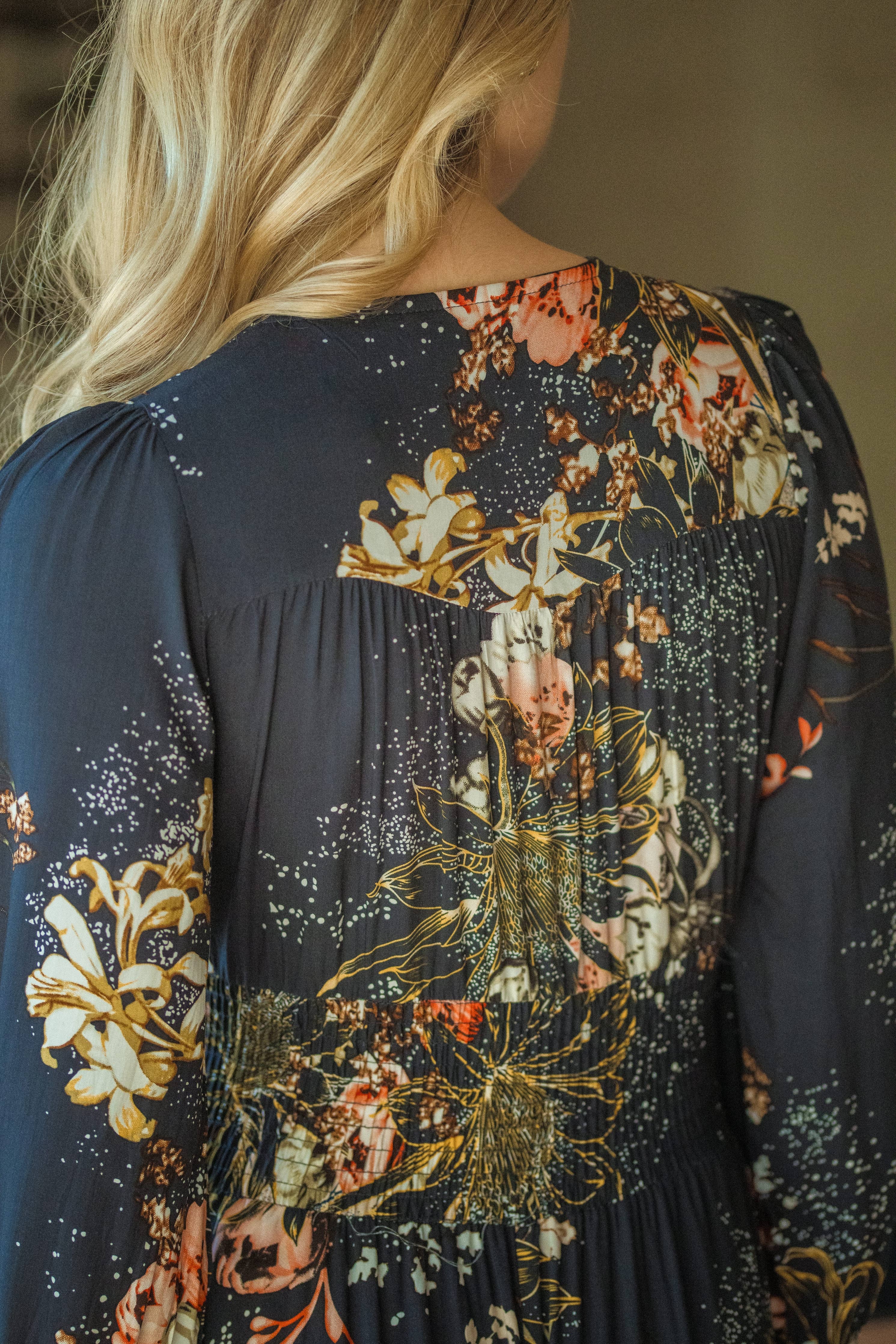 SABRINA MAXIKLEID MIT BLUMENBOMBEN-PRINT Jaase