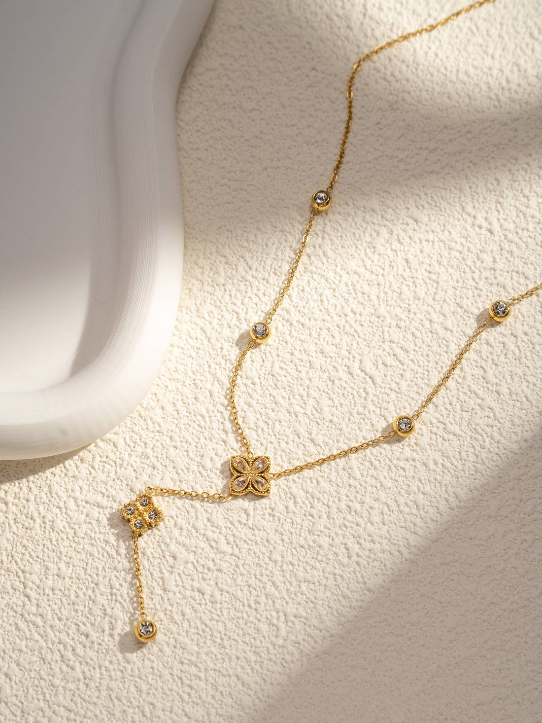 Zarte Halskette mit Blütenanhänger und Zirkonia-Steinen, 18K vergoldeter Edelstahl