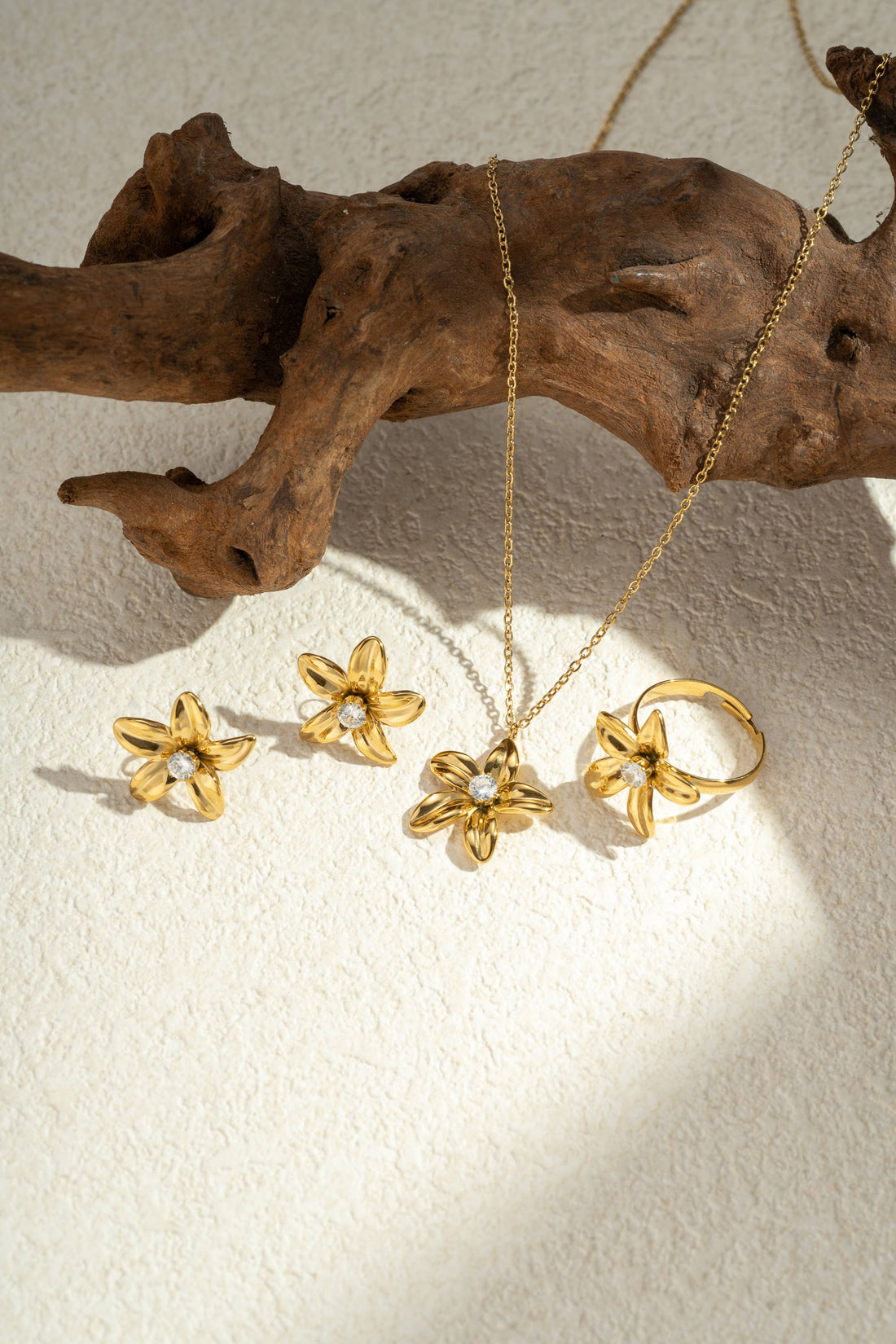 Solara Bloom – Vergoldete Edelstahlkette mit Blütenanhänger und funkelndem Kristall, 18K vergoldet, hypoallergen
