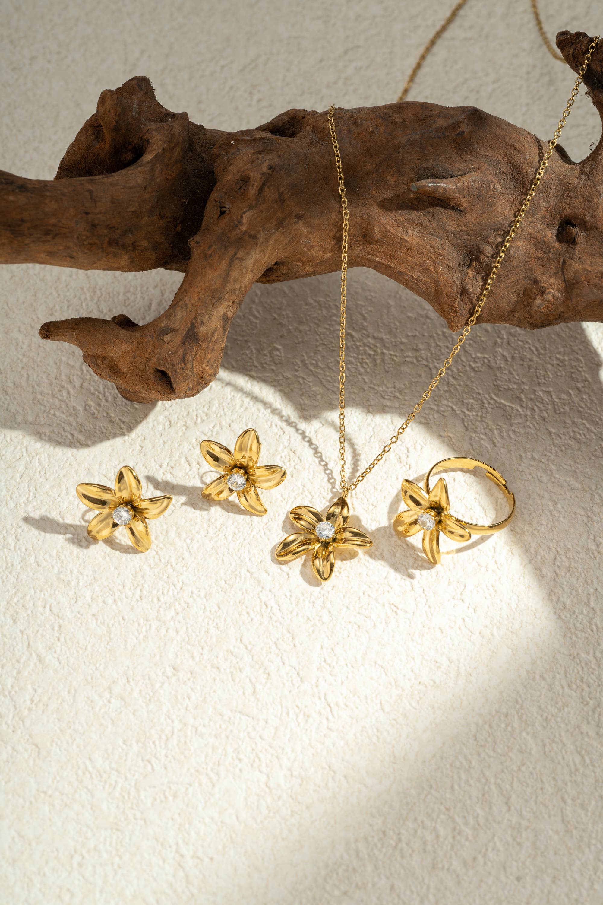 Solara Bloom – Vergoldete Edelstahlkette mit Blütenanhänger und funkelndem Kristall, 18K vergoldet, hypoallergen