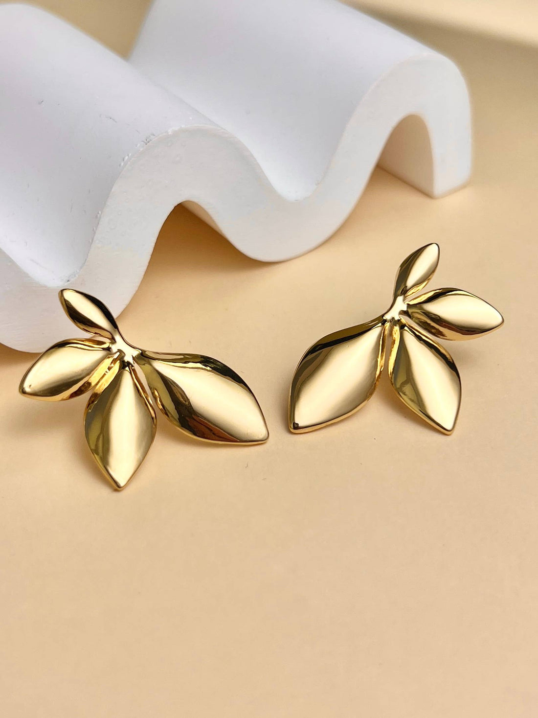 Goldene Ohrstecker in Blattform, Edelstahl 18K vergoldet, eleganter Boho-Schmuck, zeitloser Schmuck für Damen