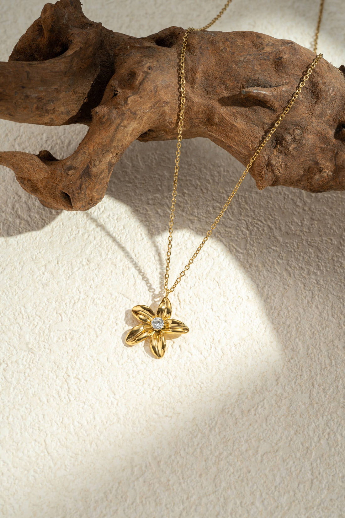 Solara Bloom – Vergoldete Edelstahlkette mit Blütenanhänger und funkelndem Kristall, 18K vergoldet, hypoallergen