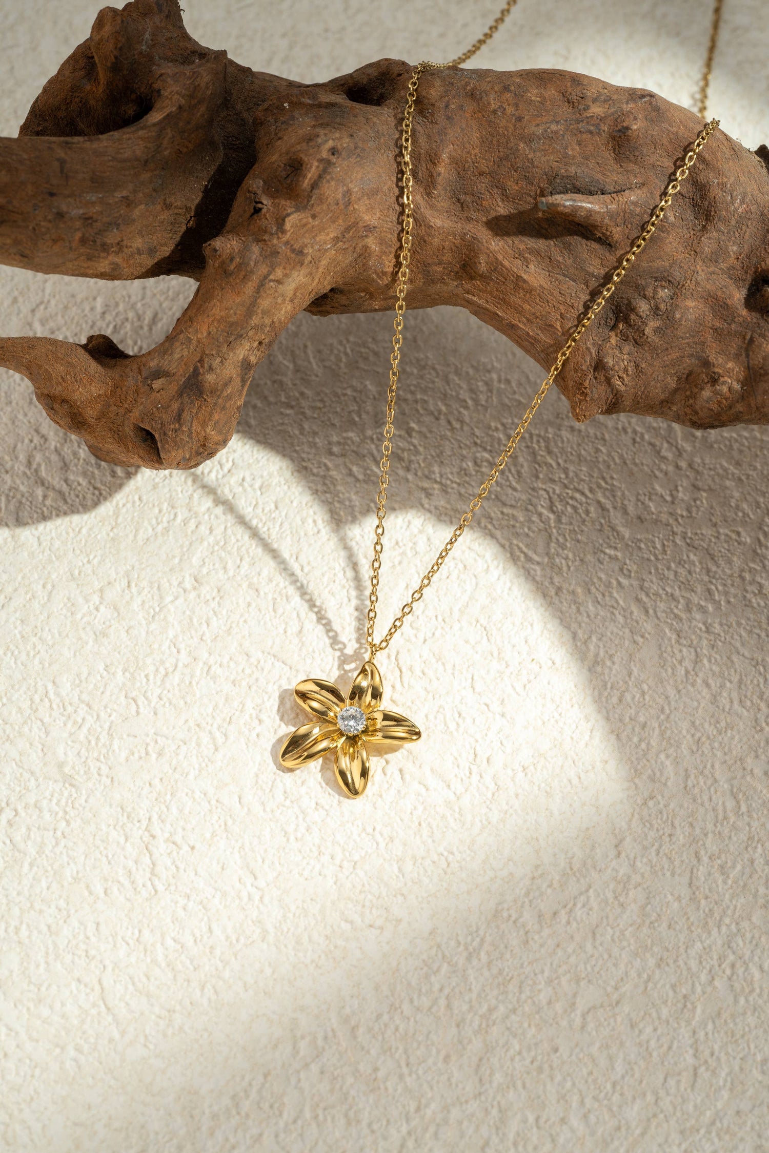 Solara Bloom – Vergoldete Edelstahlkette mit Blütenanhänger und funkelndem Kristall, 18K vergoldet, hypoallergen
