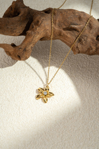 Solara Bloom – Vergoldete Edelstahlkette mit Blütenanhänger und funkelndem Kristall, 18K vergoldet, hypoallergen