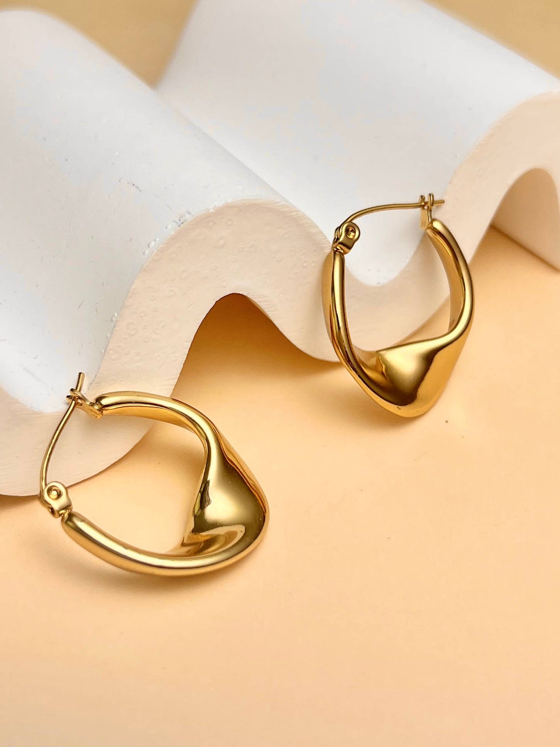Goldene Statement-Creolen in fließender, organischer Form – eleganter Edelstahl-Schmuck, 18K vergoldet, nickel- und schadstofffrei