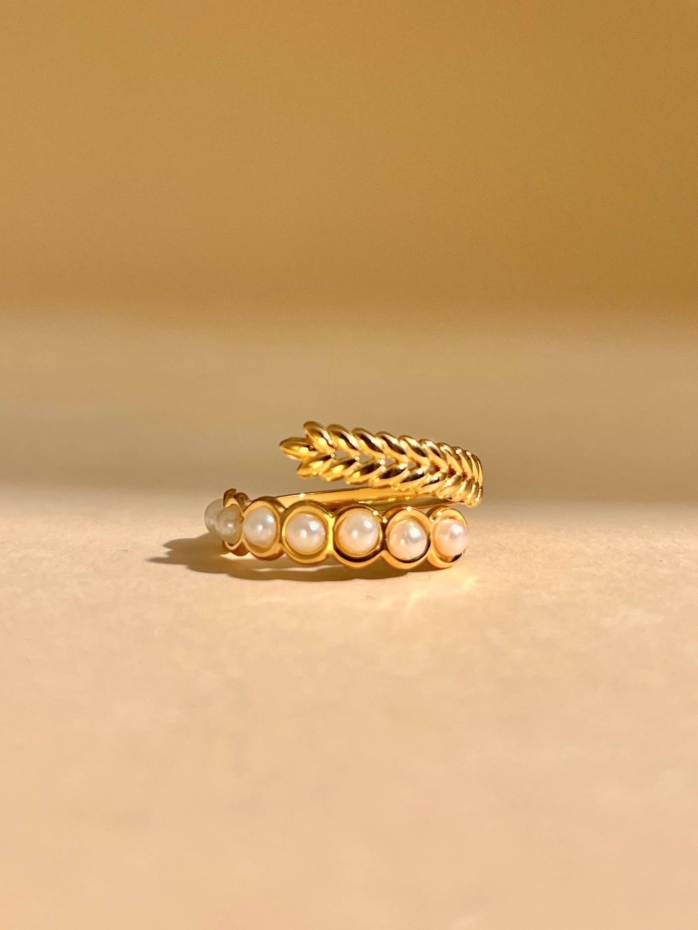 Vergoldeter Ring aus Edelstahl mit Perlen-Optik und Ährenmotiv – offen, größenverstellbar, wasserfest, Boho-Stil