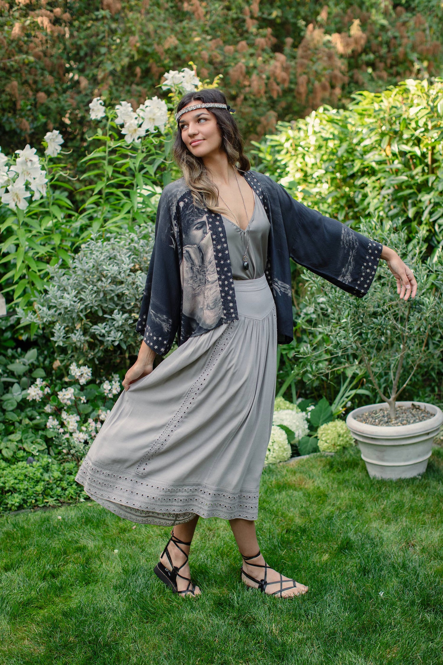 Love Conquers Kurz geschnittene Kimono-Strickjacke aus Bambus Market of Stars