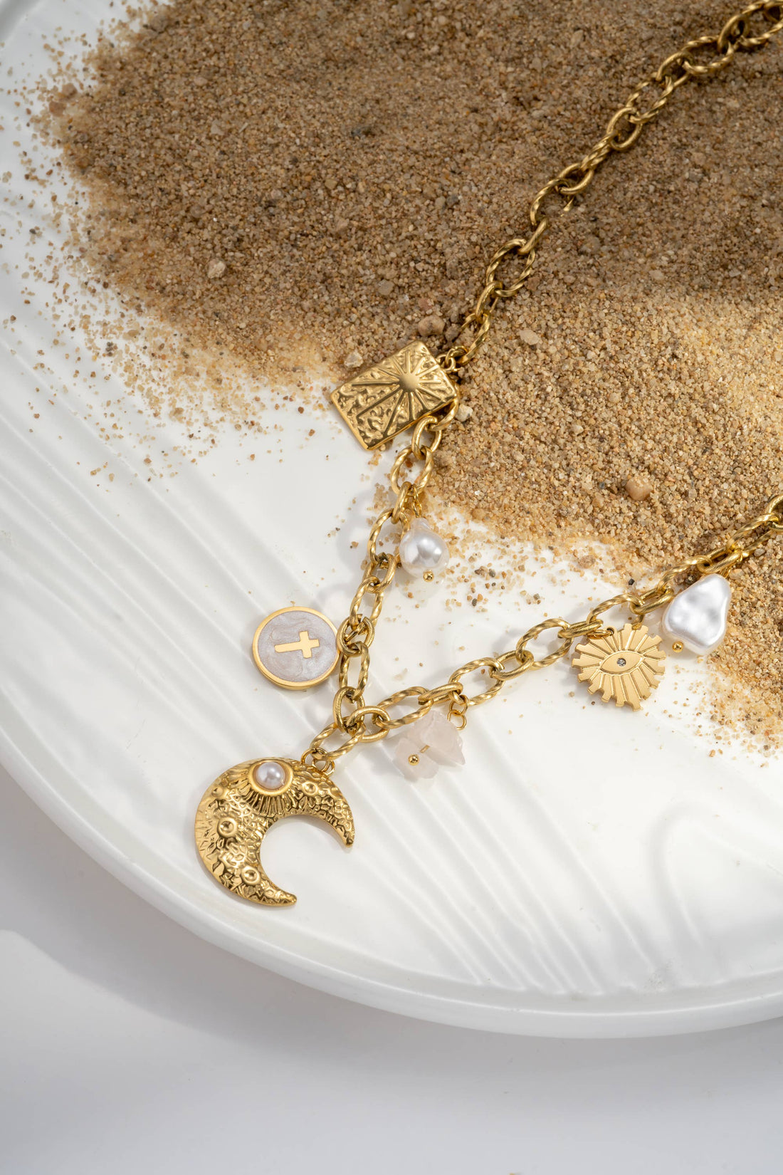 Goldene Edelstahlkette mit mystischen Symbolanhängern wie Mond, Auge, Perlen und Kreuz, 18K vergoldet, wasserfest, Boho-Schmuck