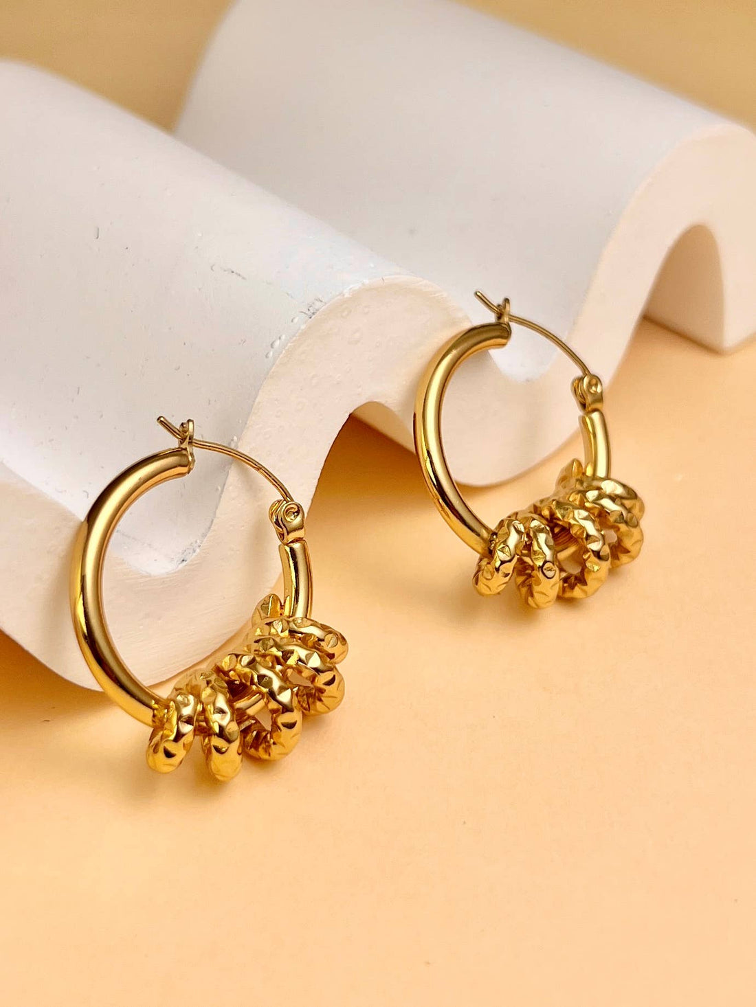 Goldene Creolen mit gehämmerten Ringen, Edelstahl 18K vergoldet, glänzend &amp; beweglich