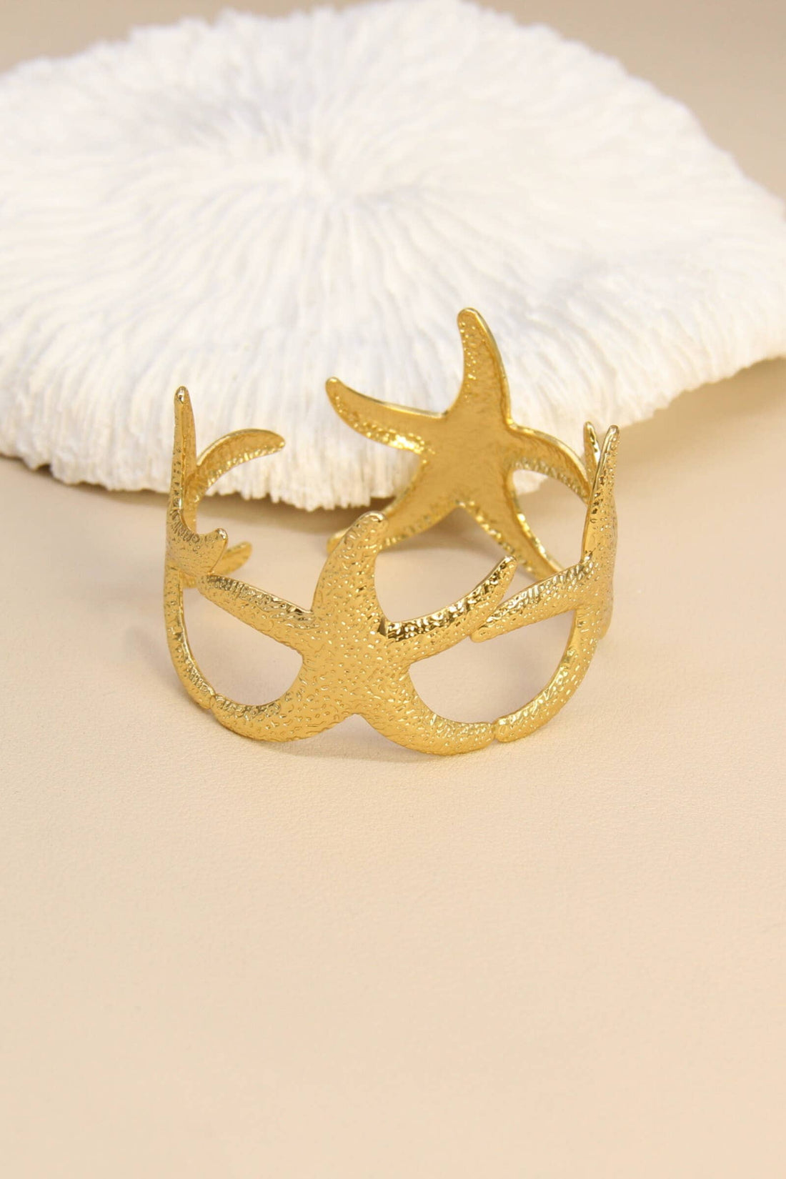 Stella Marina – Goldfarbener Armreif mit Seesternen aus 18K vergoldetem Edelstahl, wasserfest &amp; allergiefreundlich