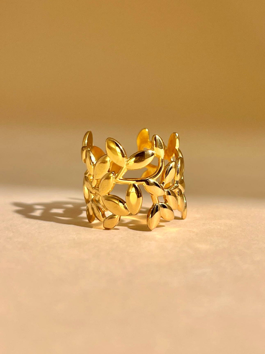Goldfarbener Ring in Blattform aus Edelstahl, offen und größenverstellbar, 18K vergoldet, wasserfest, Boho-Stil Schmuck Damen