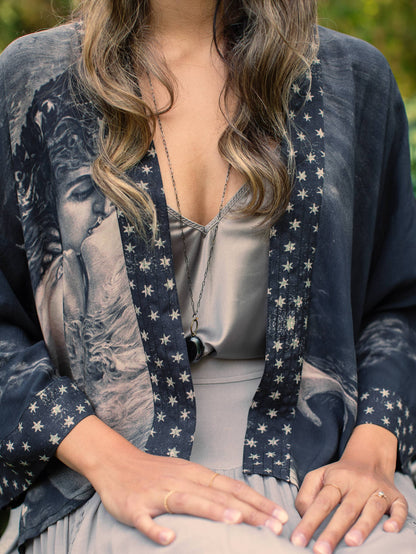 Love Conquers Kurz geschnittene Kimono-Strickjacke aus Bambus Market of Stars