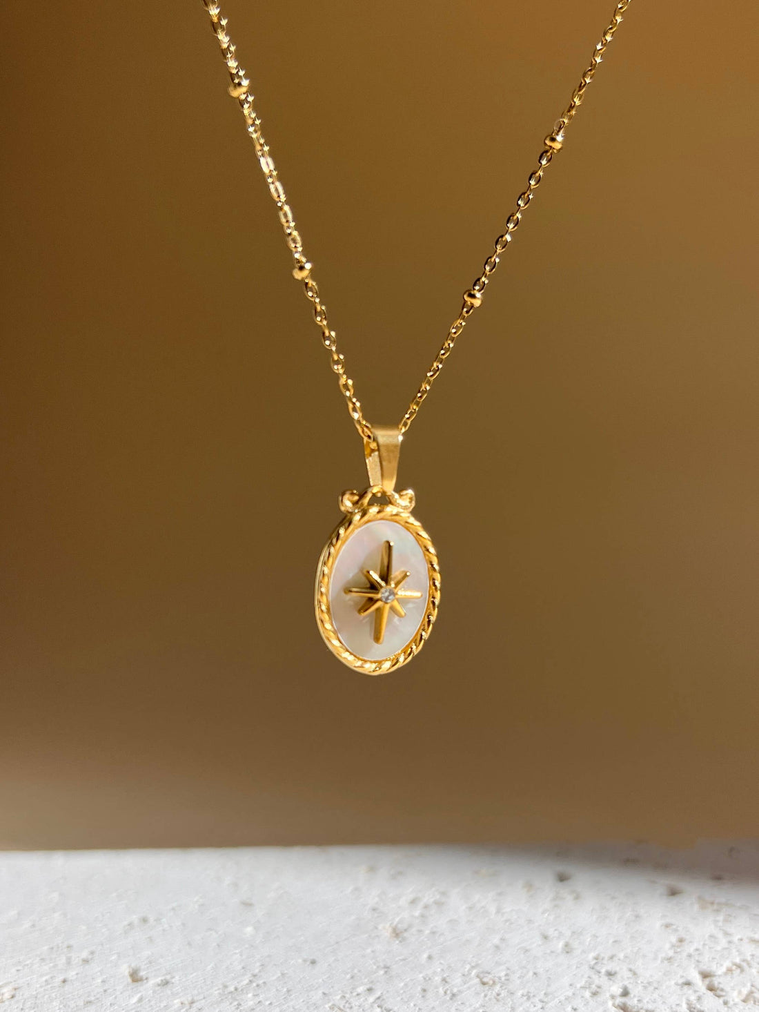 Goldene Kette mit ovalem Medaillon, Sternsymbol und Perlmutteinlage – hochwertiger Schmuck aus Edelstahl, 18K vergoldet, wasserfest