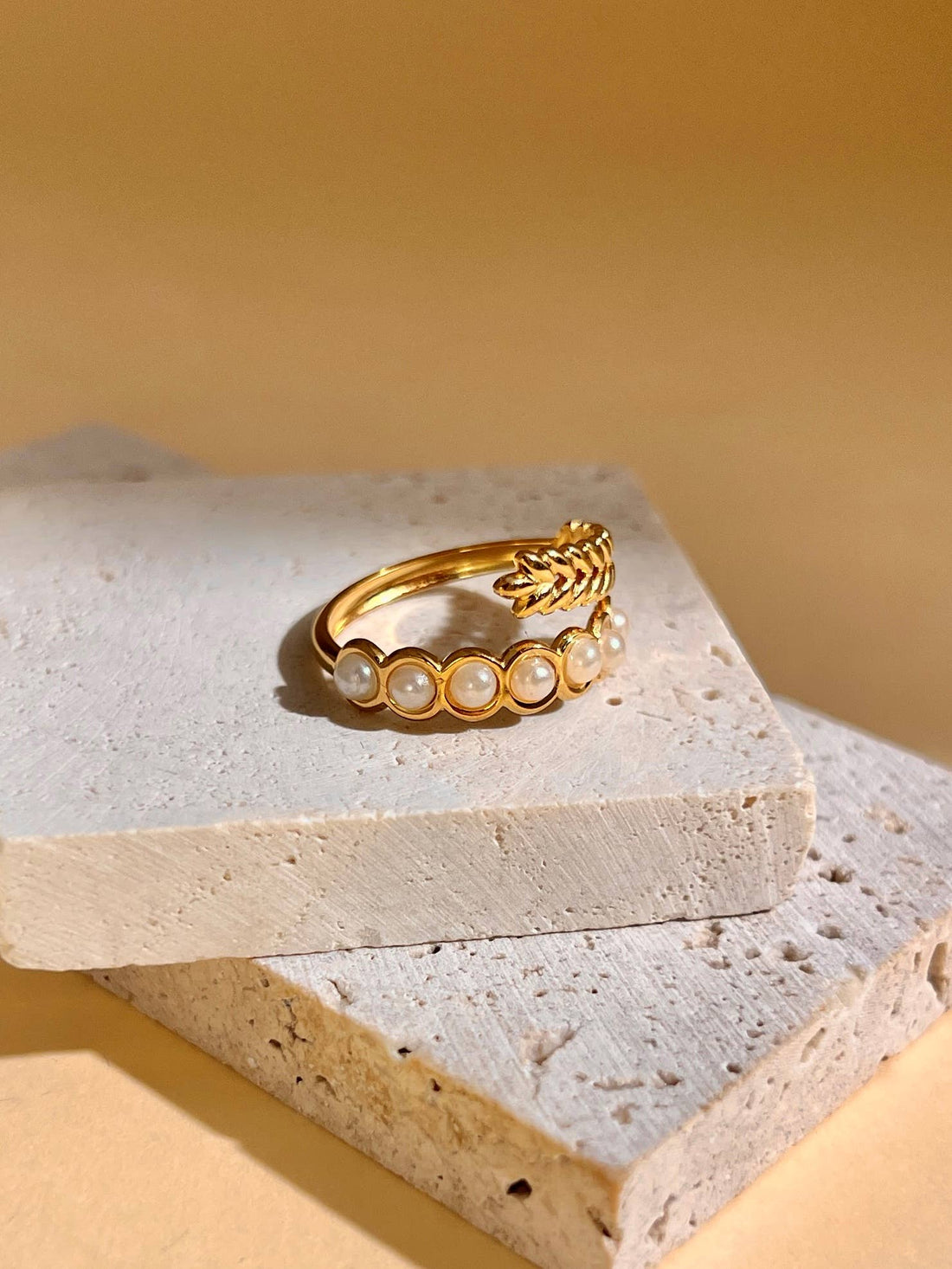 Vergoldeter Ring aus Edelstahl mit Perlen-Optik und Ährenmotiv – offen, größenverstellbar, wasserfest, Boho-Stil