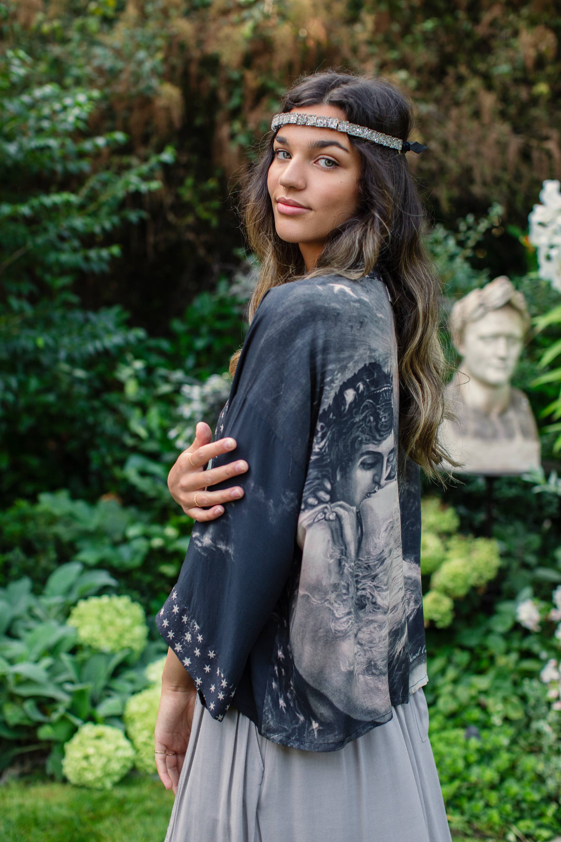 Love Conquers Kurz geschnittene Kimono-Strickjacke aus Bambus Market of Stars