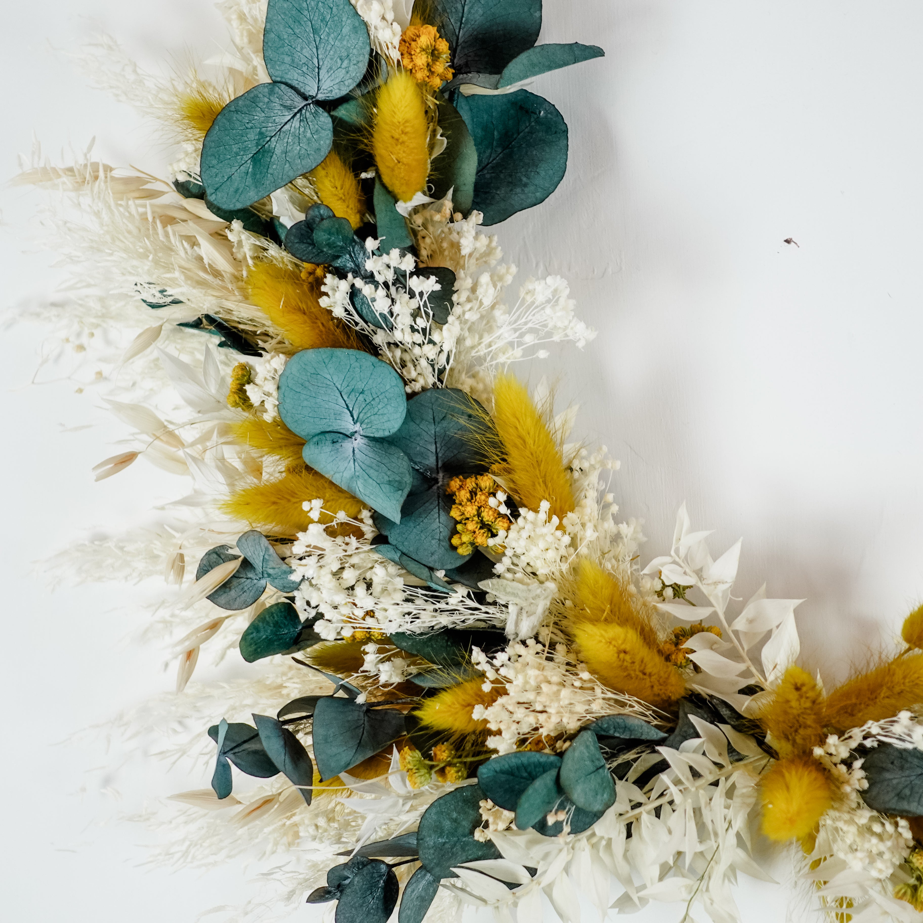 Trockenblumenkranz Hoop Akala in ockergelb mit Eukalyptus, Lagurus und Ruscus Frollein Herzblut