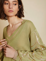Leichter Pullover in grün mit Golddetails Meisie